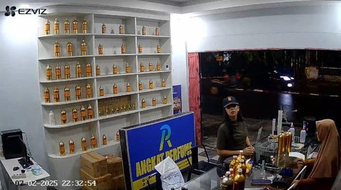 perempuan_cantik_terekam_cctv_curi_uang_dan_iphone_di_toko_parfum_medan