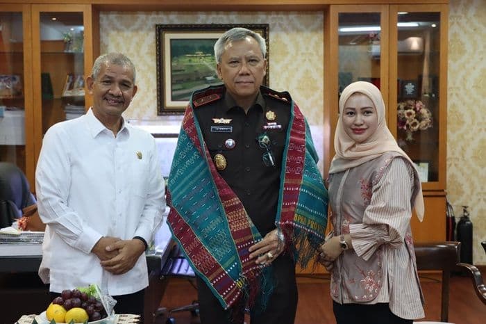 pimpinan_dprd_sumut_terima_kunjungan_perpisahan_kajati_idianto