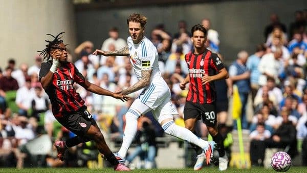 debut_santiago_gimenez_ac_milan_tahan_imbang_leeds_united_di_laga_pramusim