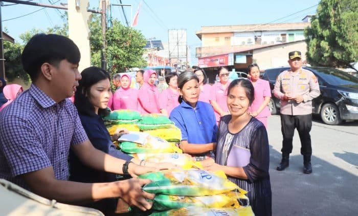 pasar_murah_polres_batu_bara_dan_bulog_diserbu_warga_stok_sembako_habis_dalam_satu_jam