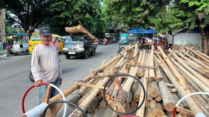 pengrajin_batang_panjat_pinang_di_medan_raup_omzet_puluhan_juta_jelang_17_agustus_2025