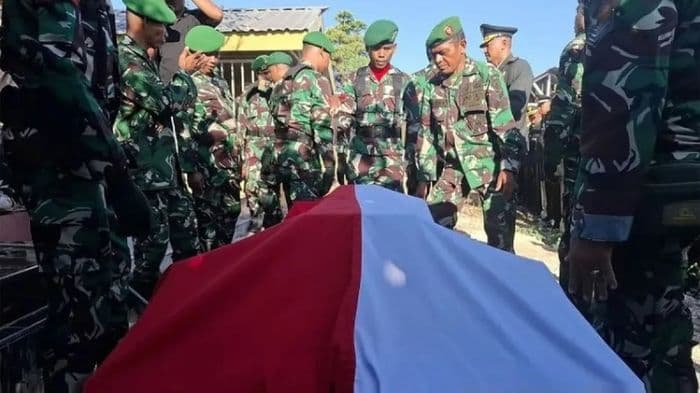 tangis_keluarga_iringi_pemakaman_militer_prada_lucky_tuntut_keadilan_dugaan_penganiayaan