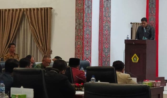 fraksi_pdip_soroti_lemahnya_perencanaan_proyek_pariwisata_samosir_dalam_rapat_papbd
