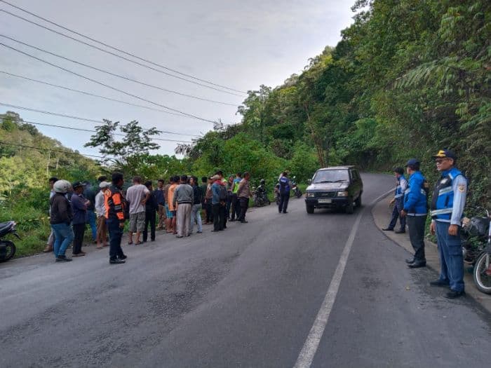 mobil_l300_terjun_ke_sungai_lae_renun_sopir_dan_kernet_selamat
