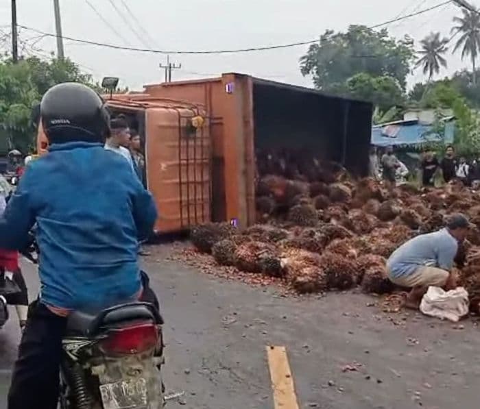 truk_pengangkut_sawit_terguling_jalinsum_medan_aceh_macet_total