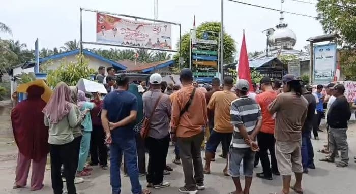 warga_desa_tandam_hilir_i_kembali_demo_desak_kades_herianto_dicopot_