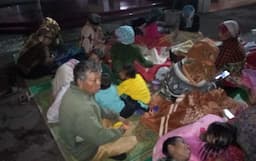 64_warga_parbuluan_vi_mengungsi_ke_polres_dairi_usai_rumah_kades_dirusak_massa