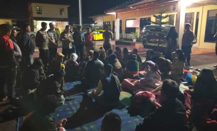 64_warga_parbuluan_vi_mengungsi_ke_polres_dairi_usai_rumah_kades_dirusak_massa