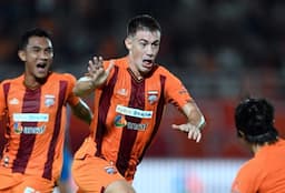 babak_pertama_borneo_fc_samarinda_unggul_10_atas_semen_padang_lewat_gol_mariano_peralta