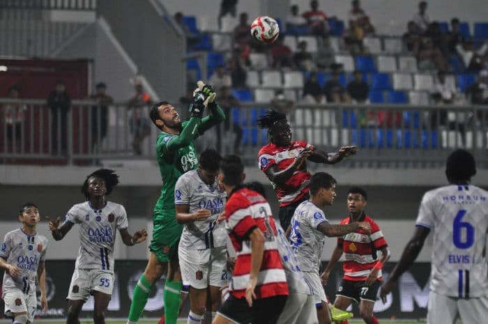 madura_united_menang_dramatis_21_atas_persijap_jepara_tiga_kartu_merah_warnai_laga_di_pamekasan