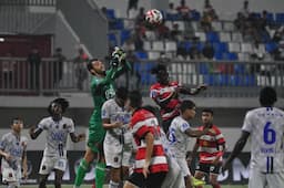 madura_united_menang_dramatis_21_atas_persijap_jepara_tiga_kartu_merah_warnai_laga_di_pamekasan