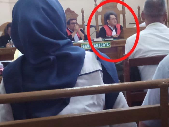hakim_pn_medan_marahi_wartawan_ambil_foto_sidang_penggelapan_bank_mega