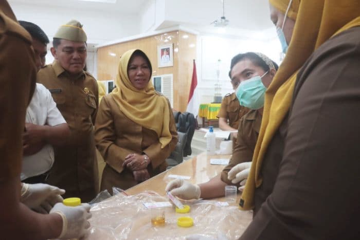 usai_apel_gabungan_seluruh_honorer_di_pemkab_sergai_jalani_tes_urine_