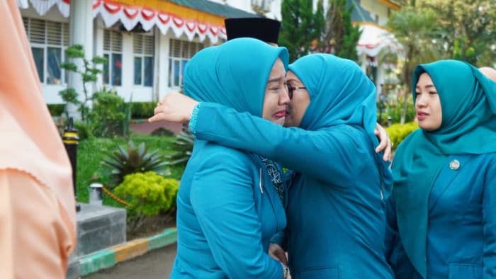 selesai_bertugas_pj_bupati_langkat_faisal_hasrimy_menangis