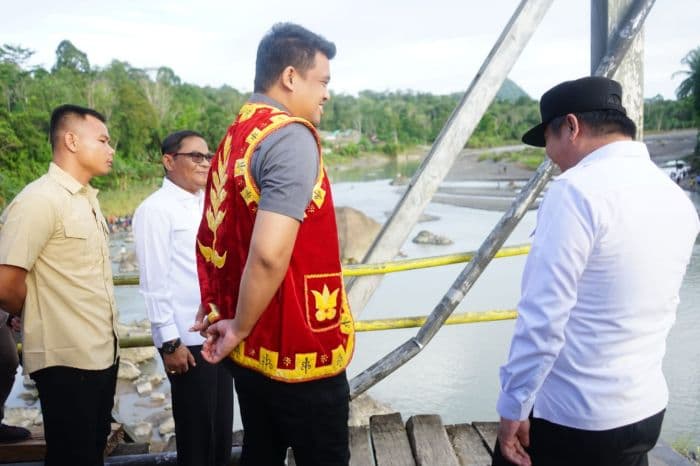 bupati_nias_barat_tawarkan_solusi_cepat_atasi_putusnya_jembatan_sungai_oyo