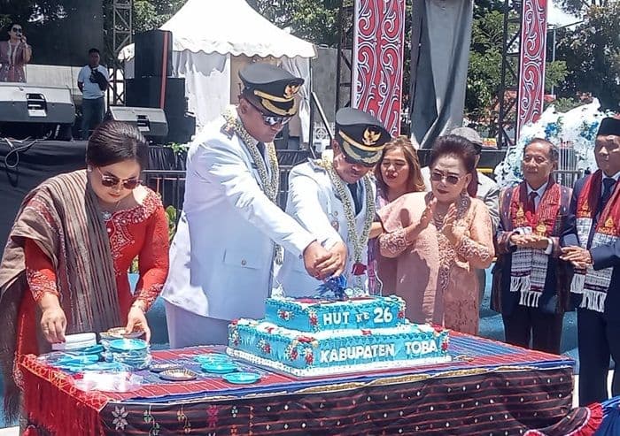 bupati_protes_di_hari_terakhir_perayaan_hut_ke26_kabupaten_toba