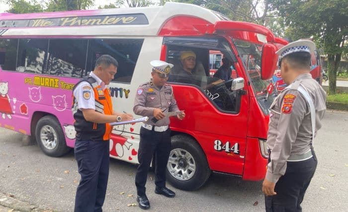 jelang_arus_mudik_satlantas_polrestabes_medan_inspeksi_terminal_dan_pool_bus_