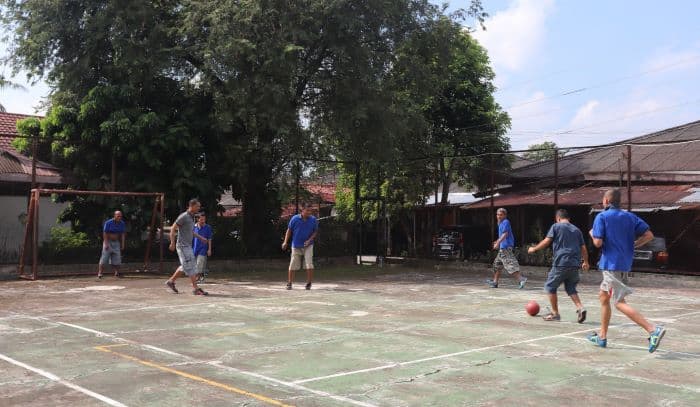 melatih_fokus_pasien_disabilitas_mental_rsj_di_medan_bermain_futsal_