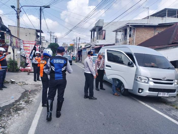 polda_sumut_razia_mobil_plat_hitam_pembawa_penumpang_umum