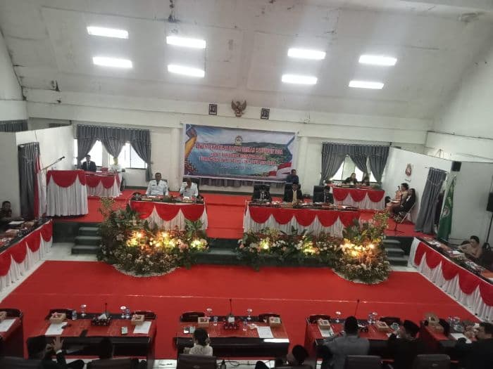 tegur_peserta_rapat_ketua_dprd_toba_paripurna_harus_diikuti_serius_terlebih_saat_doa