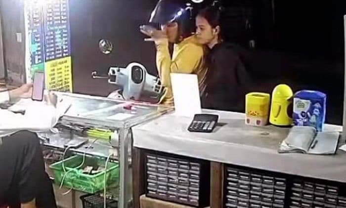 aksi_sejoli_jambret_hp_dari_toko_ponsel_di_medan_barat_terekam_cctv