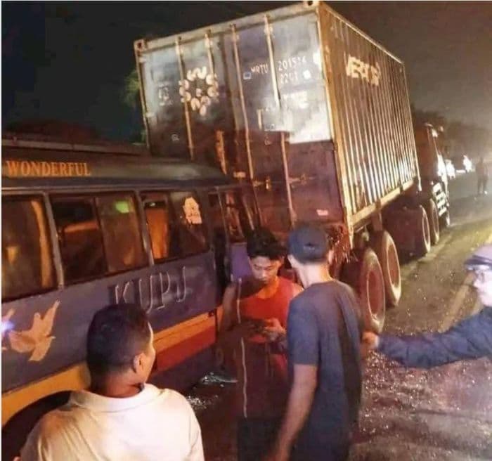 bus_kupj_hantam_truk_fuso_parkir_di_perbaungan_12_orang_lukaluka_