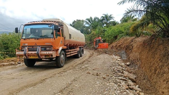 jalan_amblas_di_paluta_mulai_diperbaiki