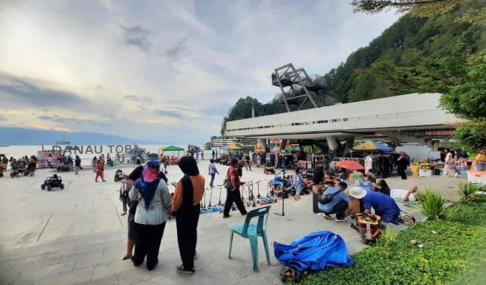 pantai_bebas_parapat_jadi_primadona_wisatawan_saat_libur_lebaran_