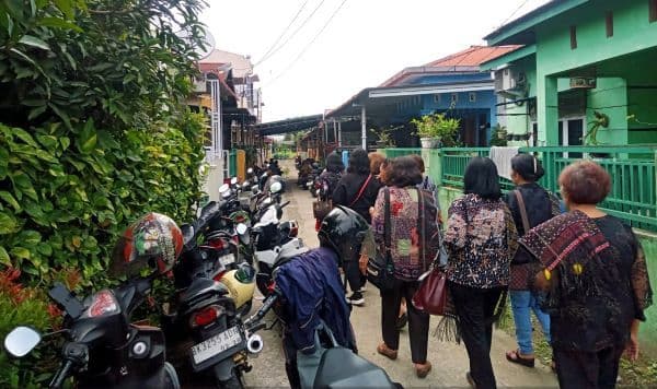 rumah_driver_taksi_online_yang_tewas_dibunuh_dipadati_pelayat