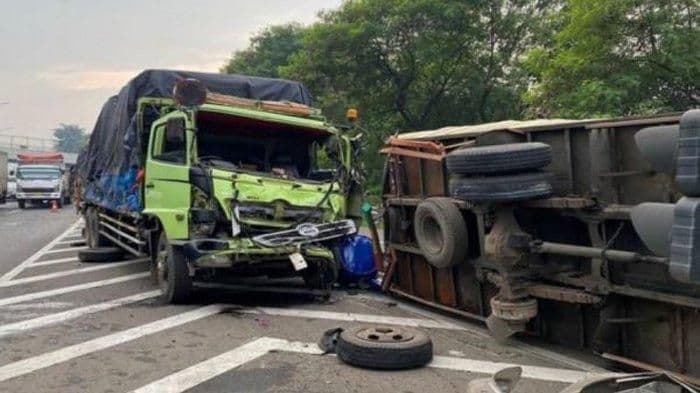 truk_colt_diesel_tabrak_truk_tronton_yang_sedang_parkir_satu_orang_tewas