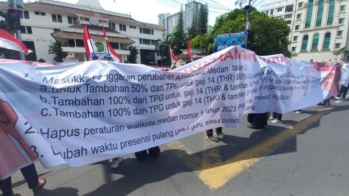 aksi_damai_di_kantor_wali_kota_puluhan_guru_di_medan_minta_perwal_tentang_tpp_dihapus