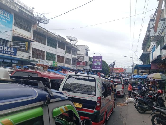 aksi_unjuk_rasa_pedagang_pasar_horas_ricuh_lumpuhkan_jalan_merdeka_siantar