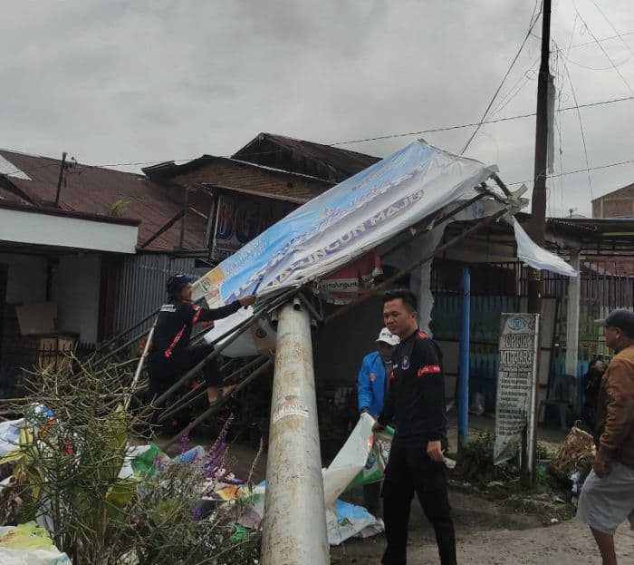 angin_kencang_terjang_simalungun_pohon_tumbang_dan_tiang_billboard_roboh_