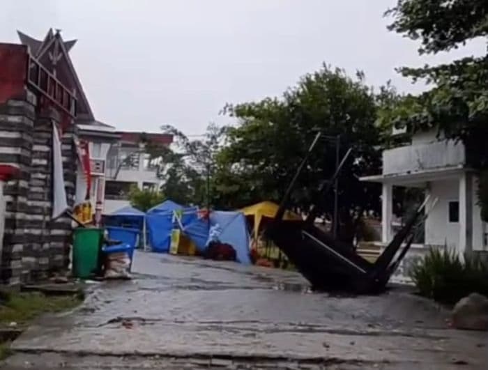 ledakan_keras_gegerkan_sidikalang_listrik_padam_dan_tenda_umkm_beterbangan