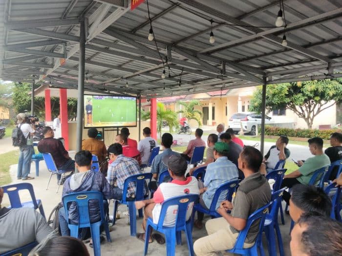 nobar_di_polsek_kisaran_warga_tetap_bangga_meski_timnas_kalah_dari_jepang