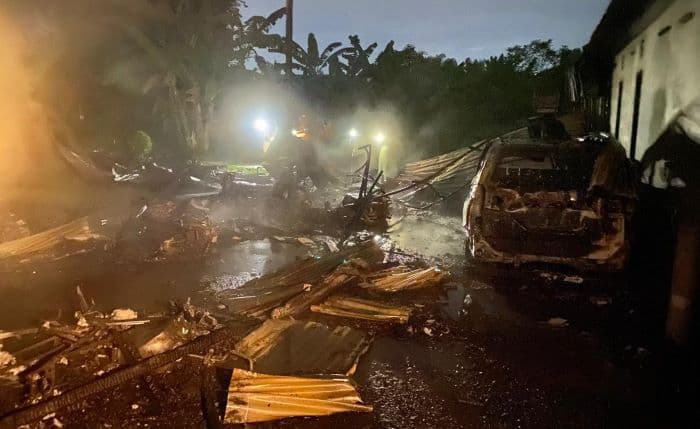 rumah_dan_gudang_kerupuk_di_binjai_ludes_terbakar_tujuh_kendaraan_ikut_hangus_