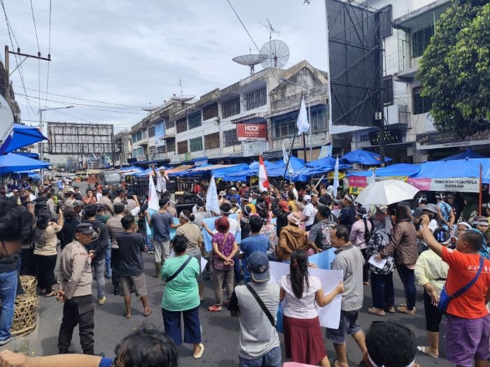 seorang_pedagang_pingsan_saat_aksi_protes_perobohan_gedung_iv_pasar_horas_siantar