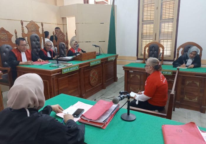 sidang_tuntutan_notaris_tiromsi_sitanggang_yang_didakwa_bunuh_suaminya_di_medan_ditunda