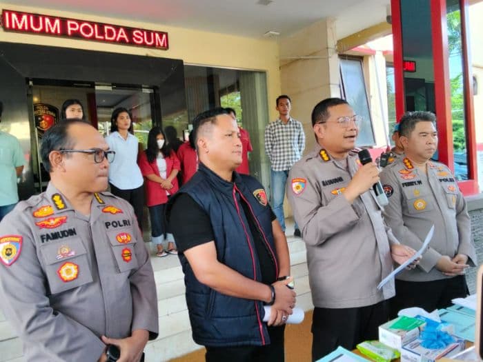 tipu_warga_masuk_bintara_rp430_juta_pensiun_polisi_dan_istrinya_dibekuk