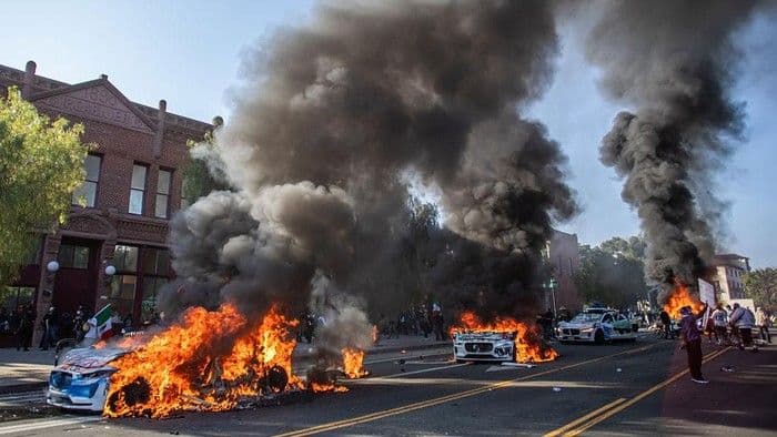 wni_di_los_angeles_diimbau_waspada_situasi_kerusuhan_demo_isu_imigrasi