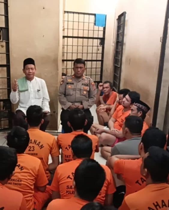 _polres_tebing_tinggi_gelar_binrohtal_38_tahanan_diberi_pembinaan_iman_dan_mental