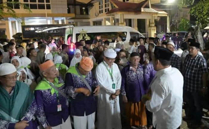 delapan_jemaah_haji_sibolga_dijemput_keluarga_di_medan