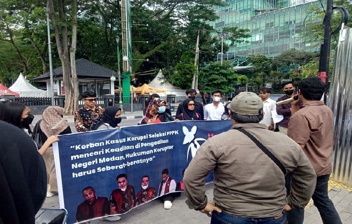 guru_honorer_langkat_demo_di_pn_medan_tuntut_hukuman_berat_bagi_terdakwa_suap_seleksi_pppk