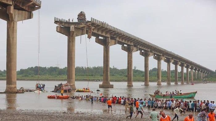 jembatan_tua_di_gujarat_ambruk_10_orang_tewas_dan_beberapa_kendaraan_terjun_ke_sungai
