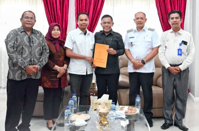 keluarga_alm_puspa_aladin_sibuea_hibahkan_2000_meter_tanah_ke_pemkab_tapteng_untuk_pengelolaan_air_minum