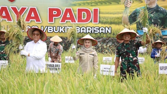 ketua_dprd_sumut_dan_panglima_tni_gelar_panen_raya_padi_di_deli_serdang