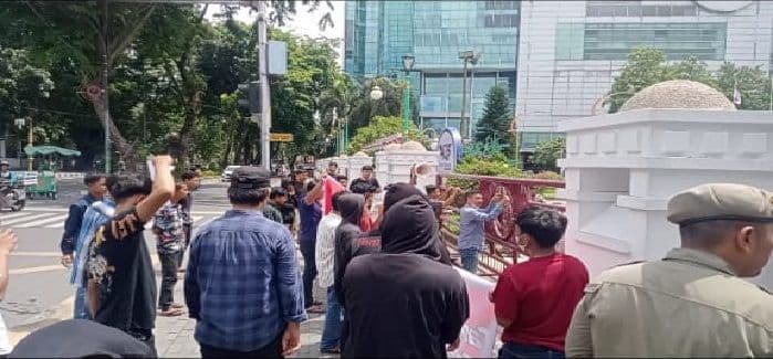 massa_desak_pemko_medan_hentikan_proyek_pacific_palace_yang_diduga_berdiri_di_atas_lahan_sengketa