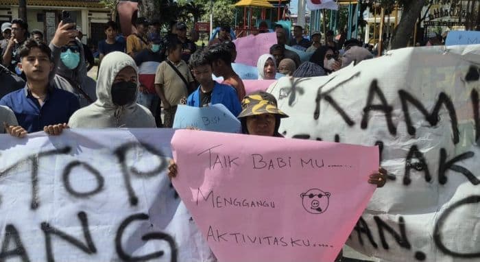 warga_binjai_tuntut_penutupan_ternak_babi_ilegal_yang_cemari_sungai_bangkatan