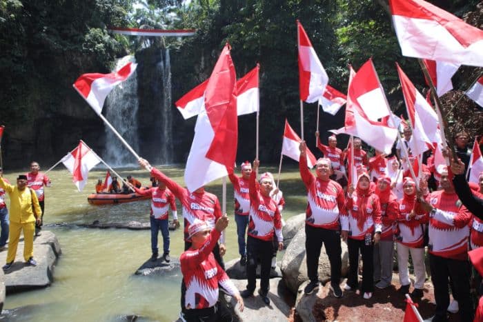 500_bendera_merah_putih_berkibar_di_air_terjun_simonangmonang
