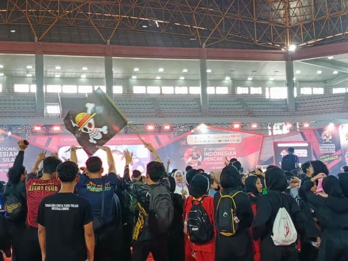 pesilat_kibarkan_bendera_one_piece_di_penutupan_kejuaraan_silat_internasional_sumut_2025
